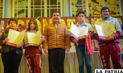 Durante la presentación de la competencia internacional y premiación a los mejores nadadores /LA PATRIA