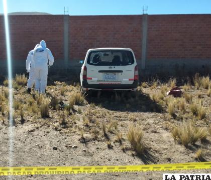 El auto abandonado por los delincuentes fue objeto de distintas pericias /LA PATRIA