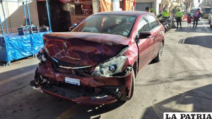 El auto rojo terminó dañado en la parte frontal /LA PATRIA