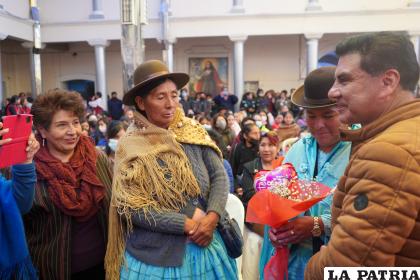 Gobernador Johnny Vedia entregó presentes a las madres 
/LA PATRIA