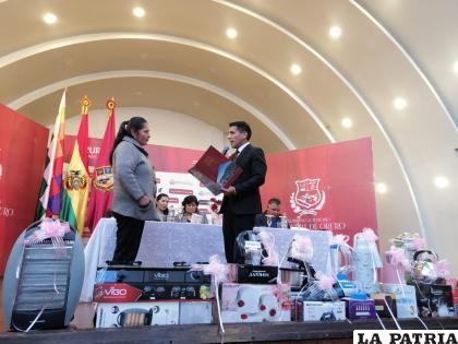 Concejo Municipal reconoció a las mamás orureñas /LA PATRIA
