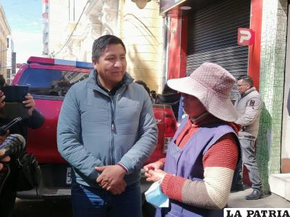 Madre recibe ayuda solidaria / LA PATRIA

