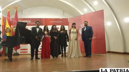 Los seis artistas en el escenario del Salón Luis Ramiro Beltrán /Cortesía 
