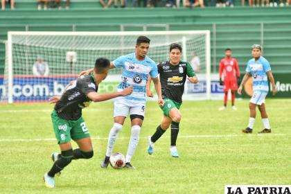 Mizael Pinto domina el balón ante la marca de sus adversarios /APG
