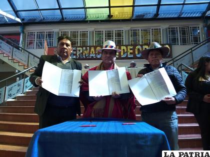 Municipios de Eucaliptus y Caracollo, firman convenio limítrofe en el hall de la Gobernación /LA PATRIA
