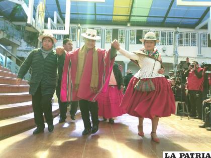 Gobernador Johnny Vedia celebra firma de convenio entre Eucaliptus y Caracollo /LA PATRIA