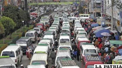 Choferes esperan pasajeros en la avenida 6 de Marzo en la urbe alteña /Archivo Página Siete