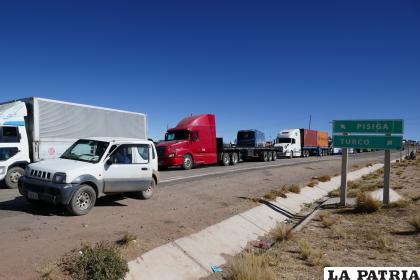 Largas filas se generaron por cierre de vía /LA PATRIA