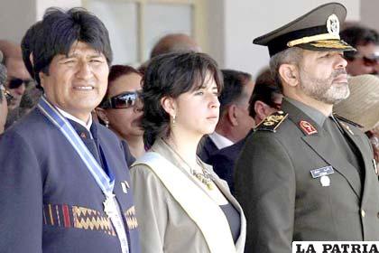 Presidente, Evo Morales (izq), ministra de Defensa, María Cecilia Chacón (centro) y el ministro de Defensa de Irán, Ahmad Vahidi (der.)