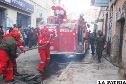 El trabajo de los bomberos fue de vital importancia para el control del incendio