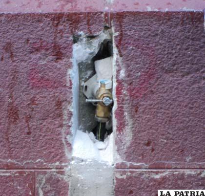 La acometida de gas domiciliario que finaliza en la fachada del domicilio