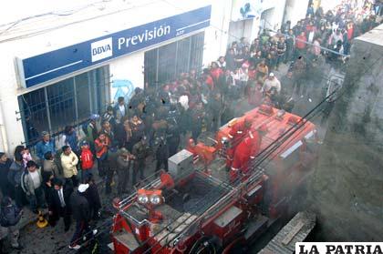 La gente se apostó en inmediaciones del negocio que se incendió