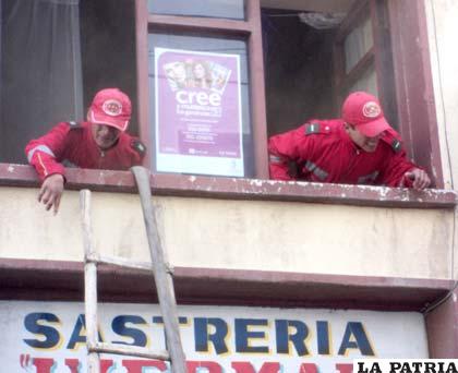 Los bomberos no utilizaron indumentaria adecuada para incendios