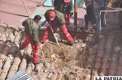 Tuvieron que acceder hasta el techo de la vivienda para controlar el fuego