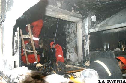 Las pertenencias calcinadas fueron removidas una vez que se controló el fuego