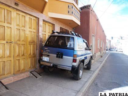 Este vehículo fue sorprendido en la calle Aroma entre 6 de Octubre y Potosí