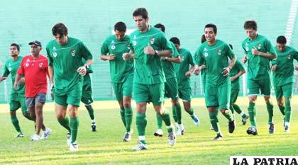 Jugadores de la selección nacional en el entrenamiento que se registró en el estadio “Ramón Aguilera”