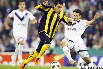 Tobio, delantero de Peñarol, avanza con la pelota en partido que jugó ante velez