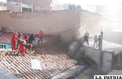 Bomberos, propietarios y vecinos se esforzaron por apagar el incendio