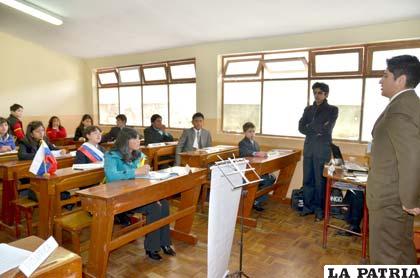 Estudiantes del Foro de Derechos Humanos en pleno debate