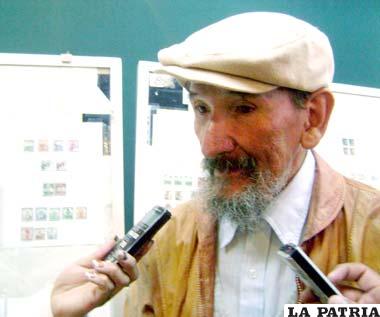 Abad Hugo Viscarra Ojeda, fanático de la filatelia