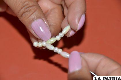 PASO 4
Insertar un arroz, dos perlas, un arroz y pasar con el hilo por las dos primeras perlas.
