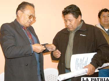 Florencio España entrega las llaves y documentos del edificio a Walter Mamani, ocurrió el pasado 9 de febrero