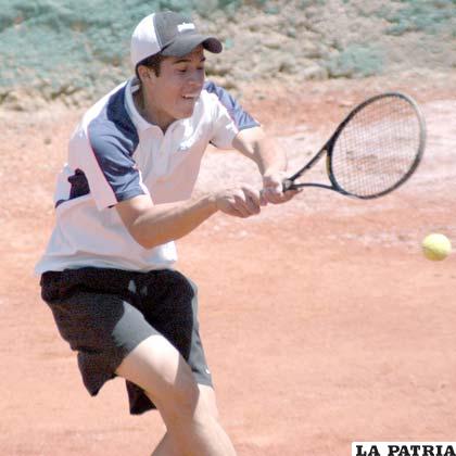 Jhontan Butrón tenista orureño