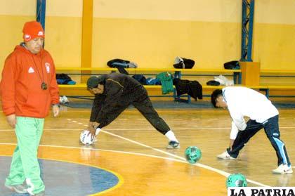 Valentín Humacayo dirige el entrenamiento de los preseleccionados