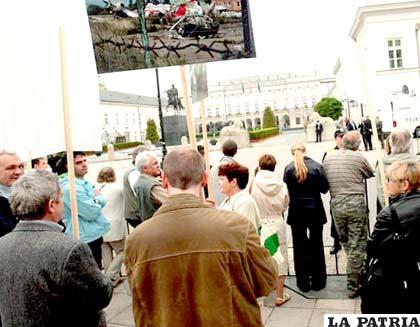 Un grupo de  personas protesta frente al Palacio Presidencial de Varsovia (Polonia)