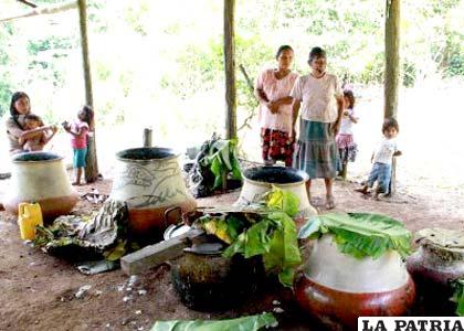 Indígenas saparas preparando su comida, en la  Amazonía ecuatoriana