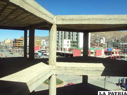 Construcción del edificio de Tránsito, a simple vista dañada por agentes climáticos