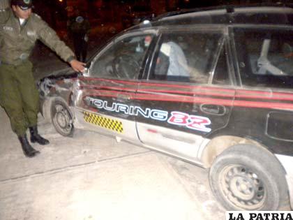 El efectivo policial indica el lado que impactó contra el ómnibus