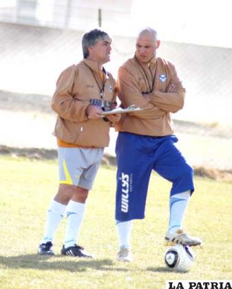 Marcelo Javier Zuleta junto a uno de sus asistentes cordinando la práctica