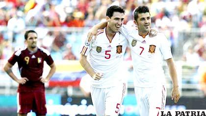 Andoni Iraola celebra el tercer gol con David Villa