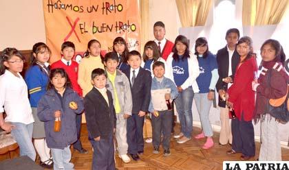 Niños y adolescentes en campaña por el buen trato social
