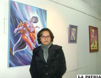 Alcides Calizaya expone obras con una mezcla de estilos en busca de uno propio para su profesionalización. En recuadro una creación referida a la clásica película “Titanic”