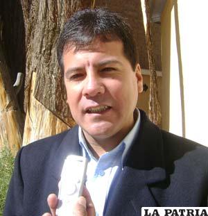 Representante del Ministerio de Culturas, Javier Escalier Orihuela, que presentó un informe a la Brigada Parlamentaria sobre el Carnaval de Oruro