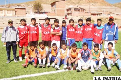 Jugadores del primer turno de la preselección de Oruro, junto al entrenador Héctor Irahola