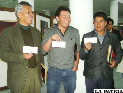 (De izquierda a derecha) Ricardo Rocha, Fernando Antezana y Wilson Zambrana, ganadores el Concurso Nacional de Pintura