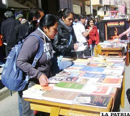Primera Feria del Libro en Ciencias Sociales, organizada por la carrera de Antropología, realizada en la calle Soria Galvarro entre Bolívar y Sucre