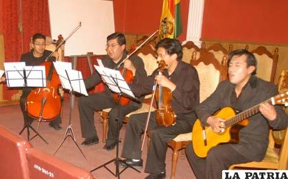 Músicos que amenizaron la noche de tertulia en homenaje a la Guerra del Chaco