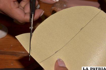 PASO 2
Cortar la parte superior en un semicírculo de 5 cm de alto. Doblar como lengüeta y a su vez doblar la tarjeta por la mitad, formando un cuadrado de 12 cm x 12 cm.
