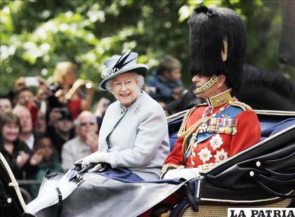 Gala militar celebró el cumpleaños de la reina Isabel, que cumplió 85 años