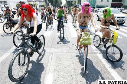 Cientos de ciclistas transitaron calles y avenidas completamente desnudos