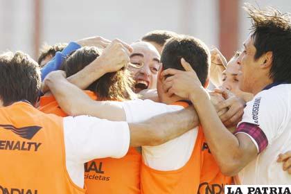 Jugadores de Vélez, celebran la conquista del campeonato