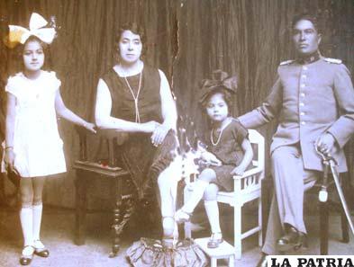 En la foto el General Manuel Marzana junto a su familia, un recuerdo enviado a sus sobrinos, Enrique Careaga y Teresa de Careaga
