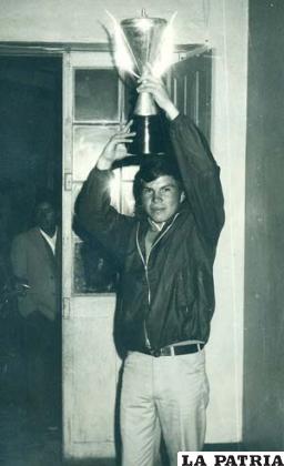 En 1982 Alex Rocha levanta la Copa como campeón juvenil del tenis nacional en la ciudad de Potosí