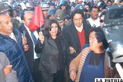 Rossío Pimentel a la salida de la audiencia junto a su esposo y seguidores que la apoyan