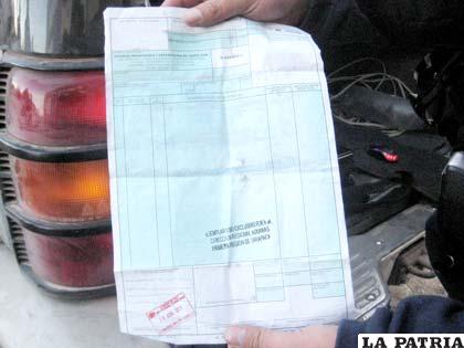 La factura de reexpedición en blanco